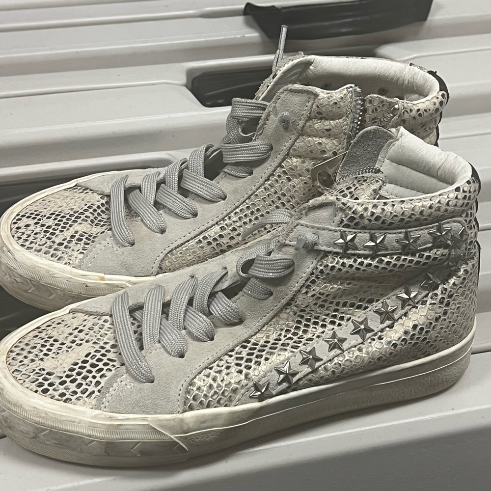 Vintage Havana sneakers mid top zipped. Size 7